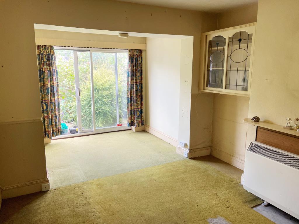 Lot: 19 - HOUSE IN NEED OF REFURBISHMENT AND REPAIR - Living room to rear with double sliding doors tpo rea garden
